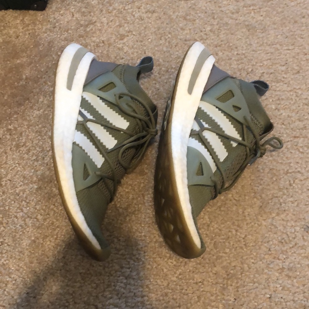 ADIDAS - ollivs green sneaker